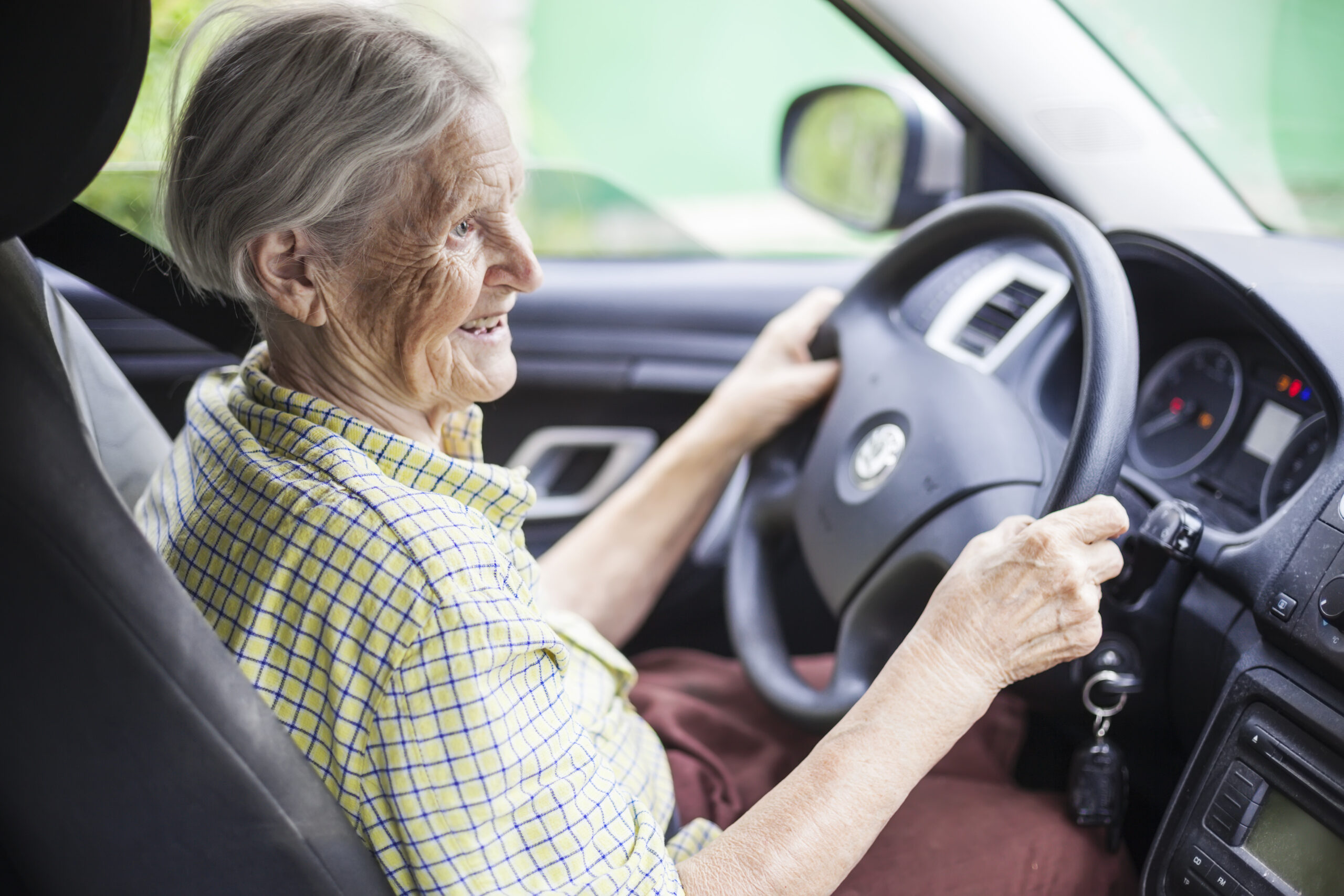 Driving older. Бабушка за рулем. Пожилой человек за рулем машины. Пожилой водитель. Женщина водитель.